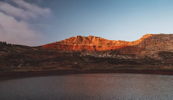 Verbazingwekkend Landschap Van Een Grote Rode Berg Boven Meer Akoura — Stockfoto