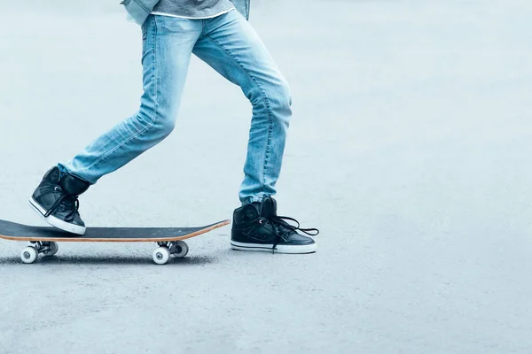 活动性青少年的概念性照片 坐在滑板上的男孩骑在街上 青少年的活动 文本的复制空间 — 图库照片