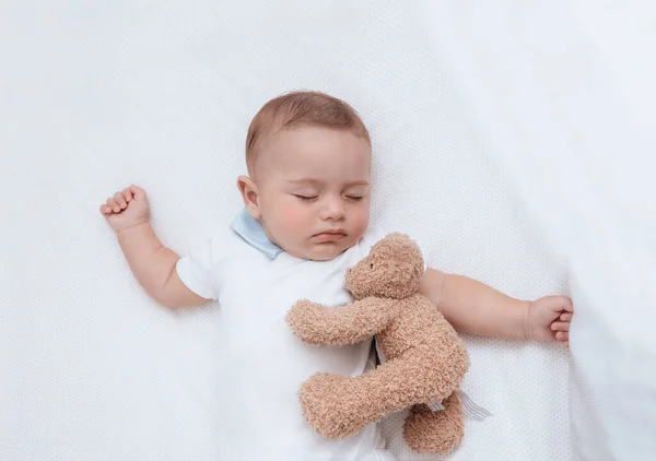 Iyi Arkadaşı Yumuşak Oyuncak Ayısıyla Beşiğinde Uyuyan Küçük Bir Çocuğun — Stok fotoğraf