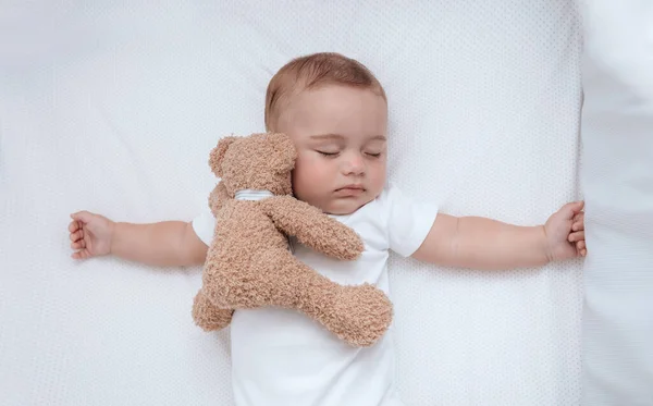 一个可爱的小男孩和他最好的朋友软玩具熊在床上滑倒的画像 快乐健康的童年 — 图库照片