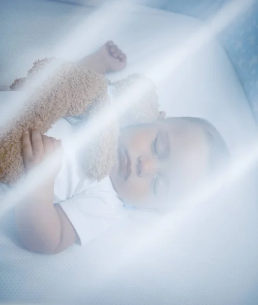 Beyaz Tente Altında Beşikte Oyuncak Ayıyla Uyuyan Şirin Bir Çocuğun — Stok fotoğraf