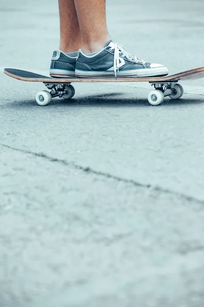 活动性青少年的概念性照片 坐在滑板上的男孩骑在街上 青少年的活动 文本的复制空间 — 图库照片
