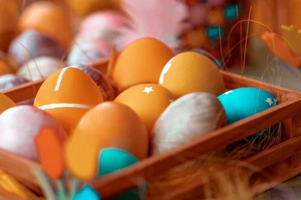 一张漂亮的彩蛋彩绘彩蛋的合影 基督教宗教节日的传统象征 喜庆的食物静止不动 — 图库照片