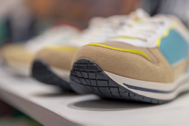 Mağaza rafındaki şık bir spor ayakkabısının yakın plan fotoğrafı. Sportif insanlar ve aktif yaşam tarzı için ayakkabılar. Yeni koleksiyon. Alışveriş merkezi