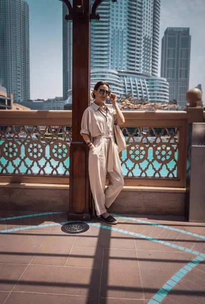 Bella Donna Che Cammina Sull Argine Dubai Godendo Bella Architettura — Foto Stock