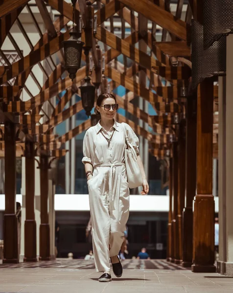 Aantrekkelijke Vrouw Wandelen Prachtige Straat Dubai Genieten Van Zomervakantie Verenigde — Stockfoto