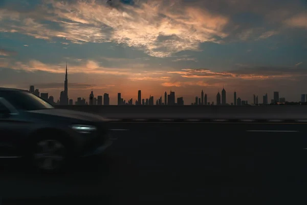 Dubai Nin Güzel Gün Batımı Manzarası Otobanda Hareket Halindeki Bir — Stok fotoğraf