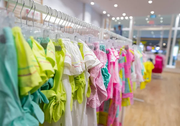 Dükkanda Renkli Elbiseli Bir Sürü Askının Yakın Plan Fotoğrafı Var — Stok fotoğraf