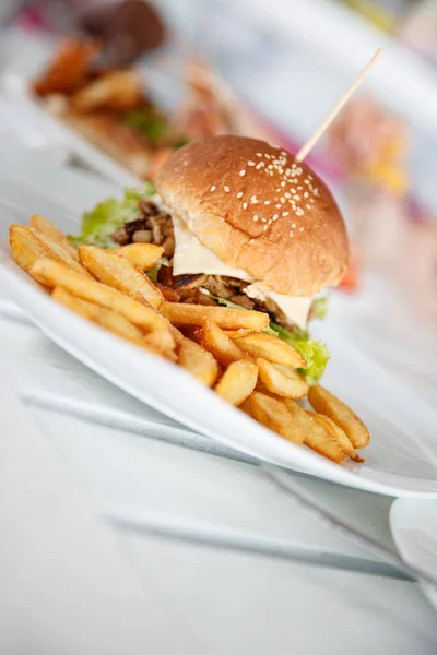 Detailní Fotografie Velkého Chutného Hamburgeru Lahodnými Hranolky Talíři Restourant Kavárně — Stock fotografie