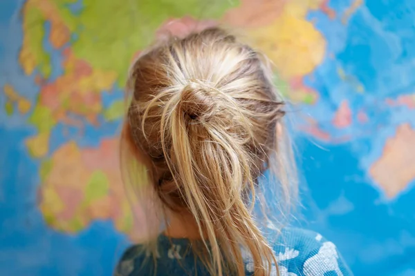 Zbliżenie Zdjęcie Tylnego Widoku Małym Dziecku Ostrożnie Rozważa Mapę Świata — Zdjęcie stockowe