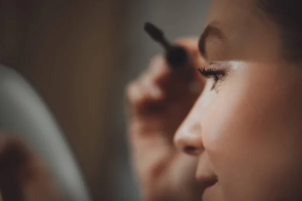Closeup Photo Gorgeous Female Doing Her Makeup Home Applying Mascara — Stock Photo, Image