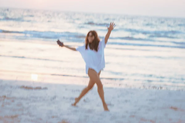照片中一个快乐快乐的女孩在海滩上跳舞 在外面玩的开心在海边度过一个活跃的夏季周末 运动中的模糊 — 图库照片