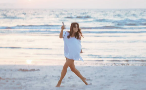 ビーチで踊る幸せな女性の動きの写真 屋外でお楽しみください 夏休みを海の近くで過ごす 動きのぼかし — ストック写真