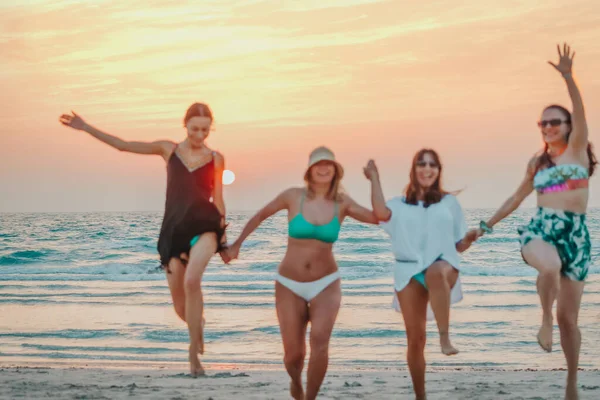 概念的背景をぼかす 若者と楽しいコンセプト 独身パーティーだ 幸せな女性のグループは ビーチで楽しんでいる 穏やかな日没の光の中で海岸で遊んだりジャンプしたり — ストック写真