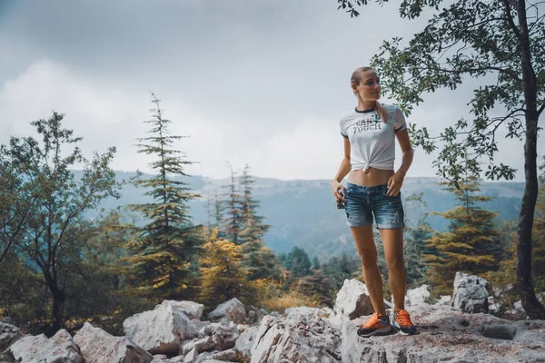 Güzel Kız Dağların Inanılmaz Doğasının Tadını Çıkarıyor Sessizliği Dinlemek Huzurun — Stok fotoğraf