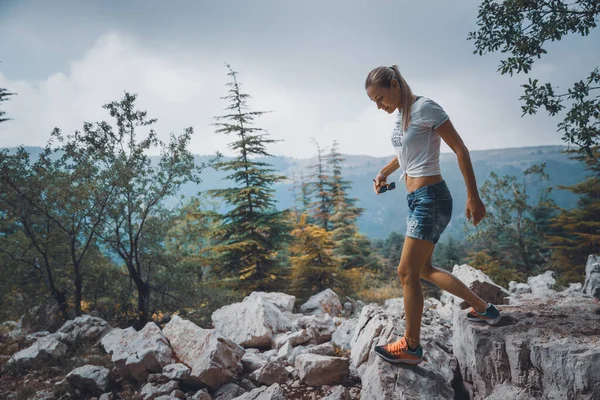 Trevlig Kvinna Njuter Fantastisk Natur Bergen Lyssnar Tystnad Och Njuter — Stockfoto