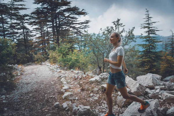 Menina Bonita Andando Nas Montanhas Ouvir Silêncio Desfrutar Paz Natureza — Fotografia de Stock