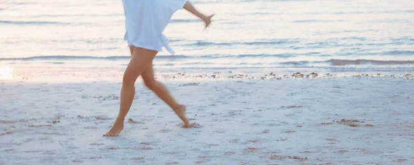 Foto Movimiento Una Alegre Feliz Chica Bailando Playa Divirtiéndose Aire — Foto de Stock