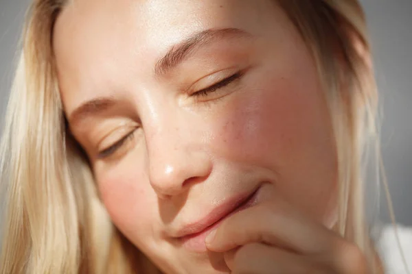 Portret Miłej Kobiety Zamkniętymi Oczami Łagodnym Świetle Słonecznym Twarz Piegami — Zdjęcie stockowe