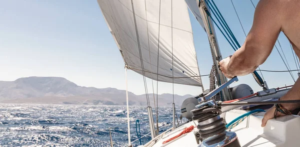 Yelkenlide Çalışan Deneyimli Bir Denizci Deniz Yolculuğunun Tadını Çıkarıyorum Yat — Stok fotoğraf