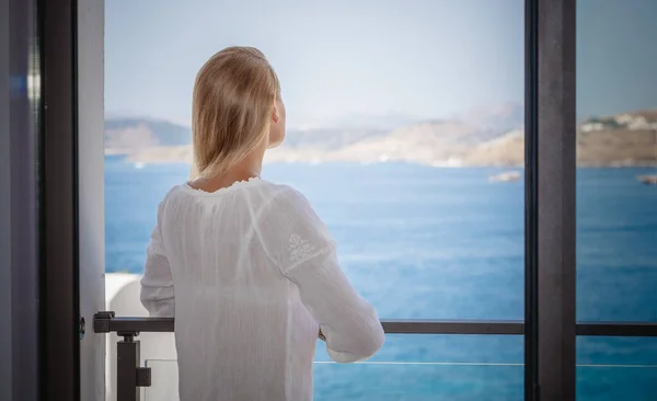 Вид Сзади Мечтательную Женщину Наслаждающуюся Прекрасным Видом Горы Морем Своего — стоковое фото