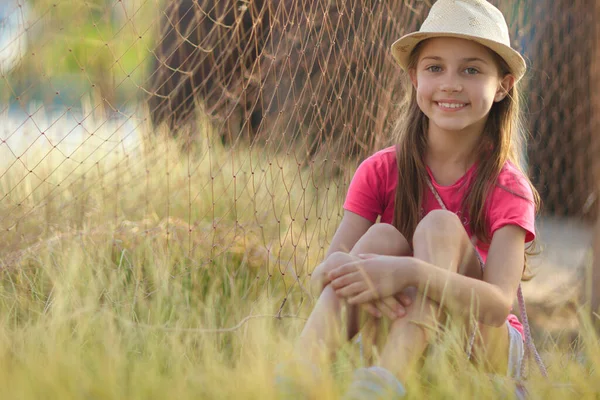 Carina Bambina Che Trascorre Vacanze Estive Campagna Seduto Sul Campo — Foto Stock