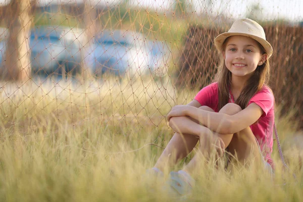 屋外で楽しい時間を過ごす素敵な女の子 かなりの子供が牧草地に座っている 田舎での楽しい週末を過ごす 夏休み明けましておめでとう — ストック写真