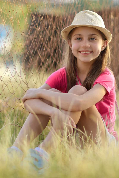 楽しい屋外を持つ素敵な女の子のクローズアップ肖像画 子供が畑の上に座ってる 田舎での楽しい週末を過ごす 夏休み — ストック写真