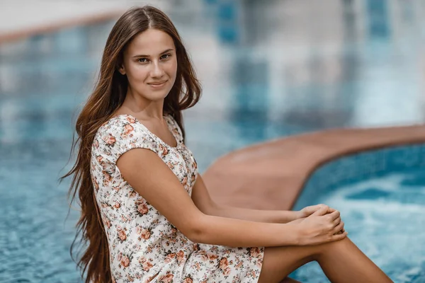 Portrét Krásné Mladé Ženy Sedící Bazénu Tráví Letní Dovolenou Letovisku — Stock fotografie