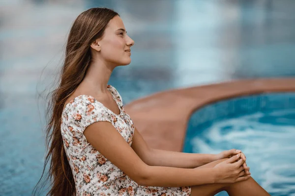 Havuzun Yanında Oturan Güzel Genç Bir Bayanın Yan Görünümü Yaz — Stok fotoğraf
