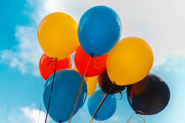 要約カラフルな背景 空を飛ぶ多くのカラフルな気球の束 幸福のお祝い 誕生日パーティーのコンセプト写真 — ストック写真