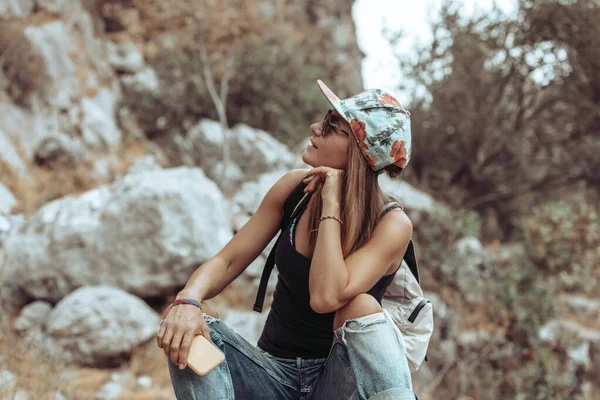Приваблива Активна Жінка Відпочиває Камені Гірському Парку Похід Літній День — стокове фото