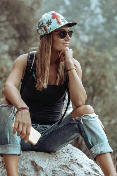 Güzel Neşeli Bir Kadının Portresi Dağ Parkındaki Taşın Üzerinde Dinleniyor — Stok fotoğraf