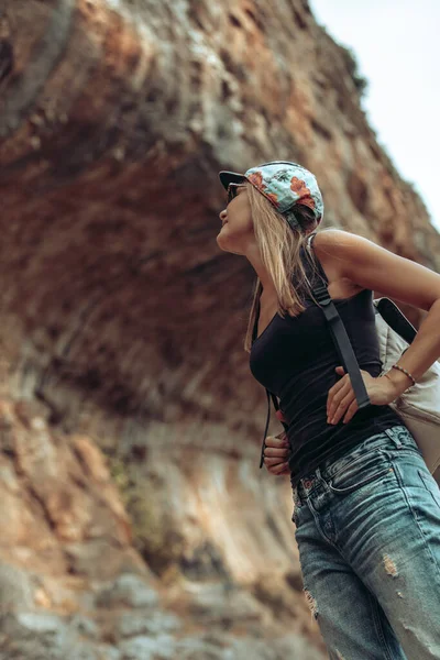 Aantrekkelijk Actieve Vrouw Die Tijd Doorbrengt Het Bergachtige Park Backpacken — Stockfoto