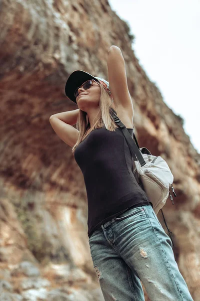 山の公園で魅力的なアクティブ女性の支出時間 興味を持って検索します 夏の日にバックパッキング 幸せな健康的なライフスタイル — ストック写真