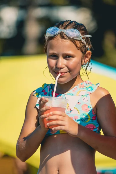 Porträtt Trevlig Tonårstjej Med Uppfriskande Dryck Efter Simning Poolen Sommarsemester — Stockfoto