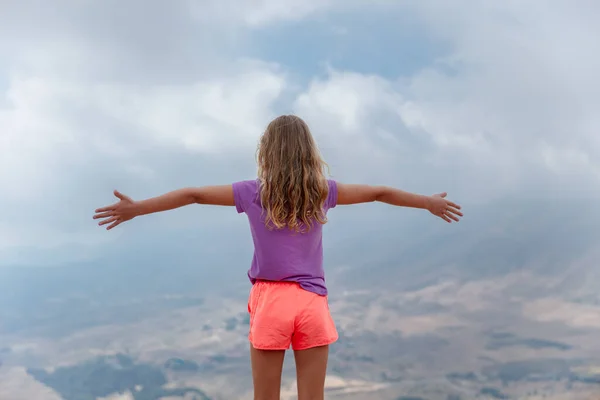 Активный Спортивный Подросток Горах Наслаждающийся Походом Свежим Чистым Воздухом Счастливой — стоковое фото