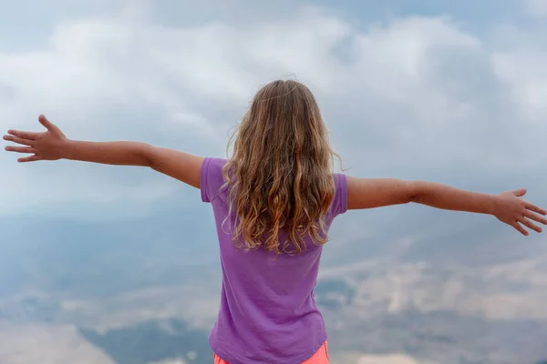 Спортивний Підліток Горах Насолоджується Пішохідним Туризмом Свіжим Чистим Повітрям Щасливим — стокове фото