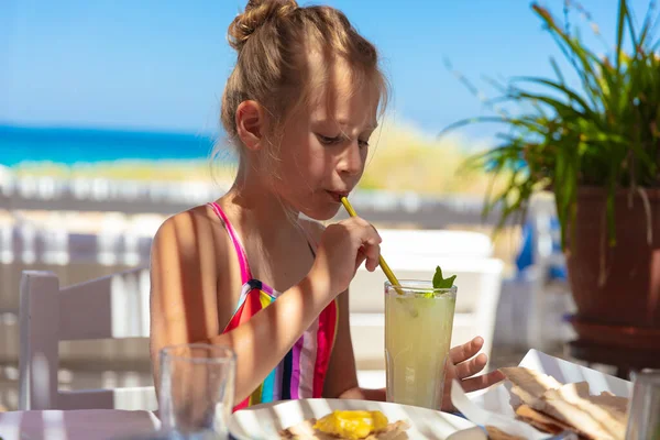 Портрет Милої Маленької Дівчинки Яка Випиває Освіжаючий Сік Пляжному Ресторані — стокове фото