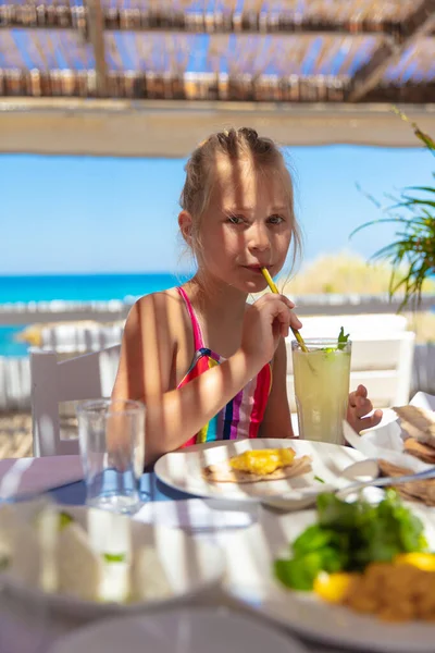 Retrato Niño Agradable Chica Bebiendo Jugo Refrescante Restaurante Playa Pasar —  Fotos de Stock