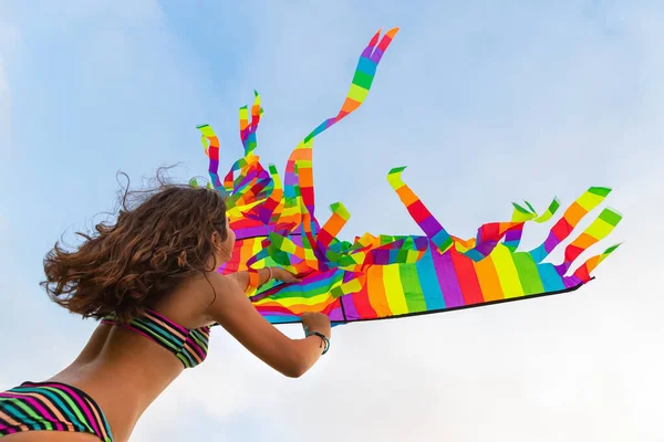 陽気な女の子はビーチで凧を飛ぶ 屋外で積極的なゲームを楽しむ ビーチ活動 幸せな夏休み — ストック写真