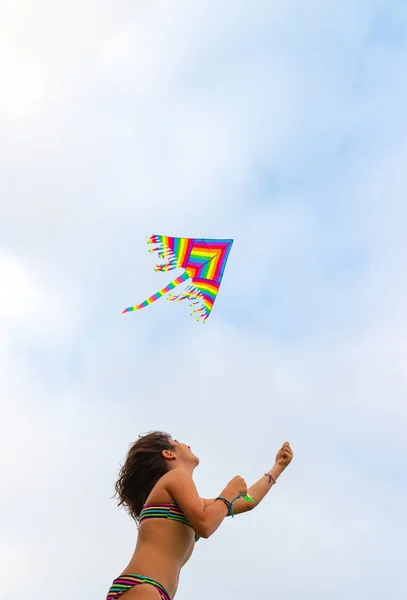 Cheerful Girl Flies Kite Beach Enjoying Active Games Outdoors Beach — Stock Photo, Image