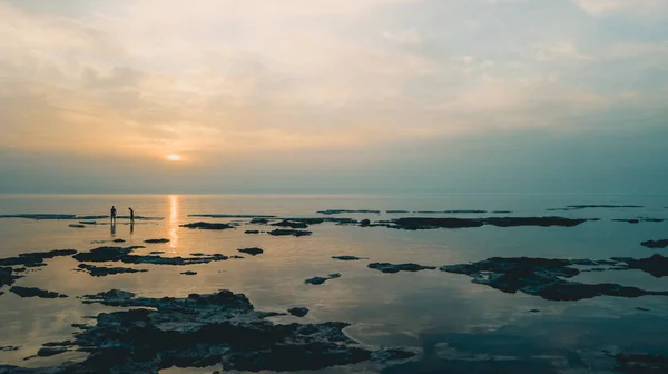 Pemandangan Musim Panas Yang Menakjubkan Dengan Pantulan Matahari Pantai Indah — Stok Foto