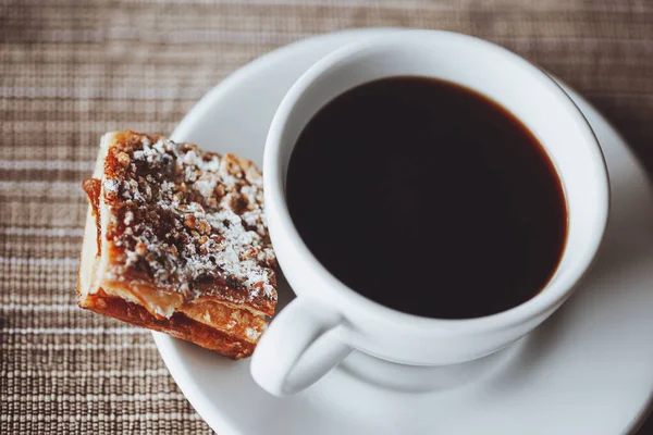 Śniadanie Zbliżenie Zdjęcie Filiżanki Czarną Kawą Kawałek Smacznego Słodkiego Ciasta — Zdjęcie stockowe