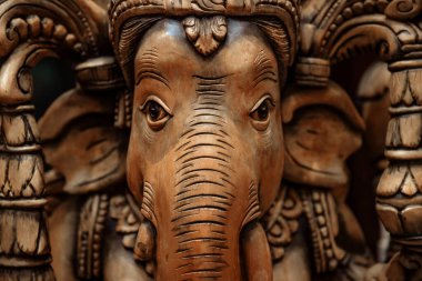 Ganesha. Hint kültüründe fil başlı tanrı. Ahşap bir fil heykelinin yakın plan fotoğrafı. Asya 'nın geleneksel dini tanrı hayvanı. Sri Lanka.