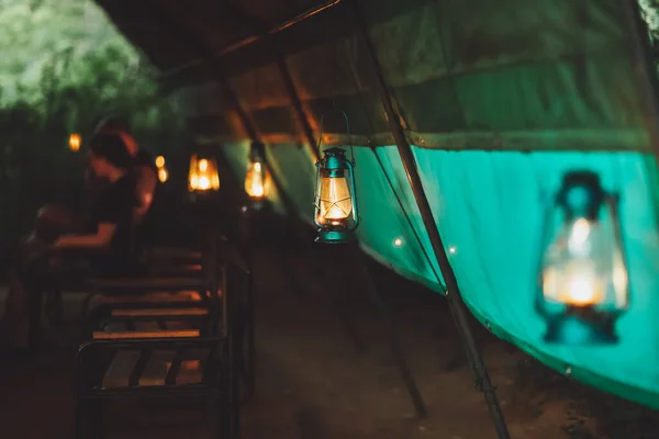 Belle Lumière Douce Lampe Rétro Dans Camping Safari Soirée Romantique — Photo