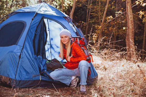 Mooie Vrouw Met Rugzak Buurt Van Tent Het Bergachtige Bos — Stockfoto