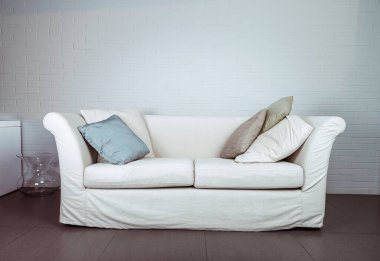 Dairenin içi bembeyaz ve gri renklerle kaplanmış. Tarz ve zevkin ince notlarıyla pratik minimalizm. Oturma odası ve ofis.