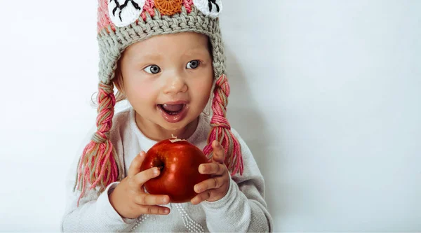 Detailní Portrét Malé Šťastné Holčičky Která Směje Červeným Jablkem Rukou — Stock fotografie