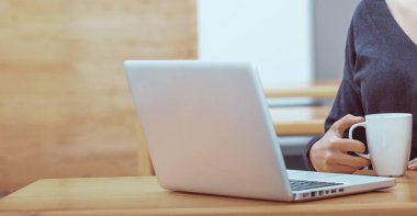 Uzaktan çalışıyor. Evde bilgisayar eğitimi alan ya da online toplantıya katılan bir kadın. Modern teknoloji. Merkez Ofis.